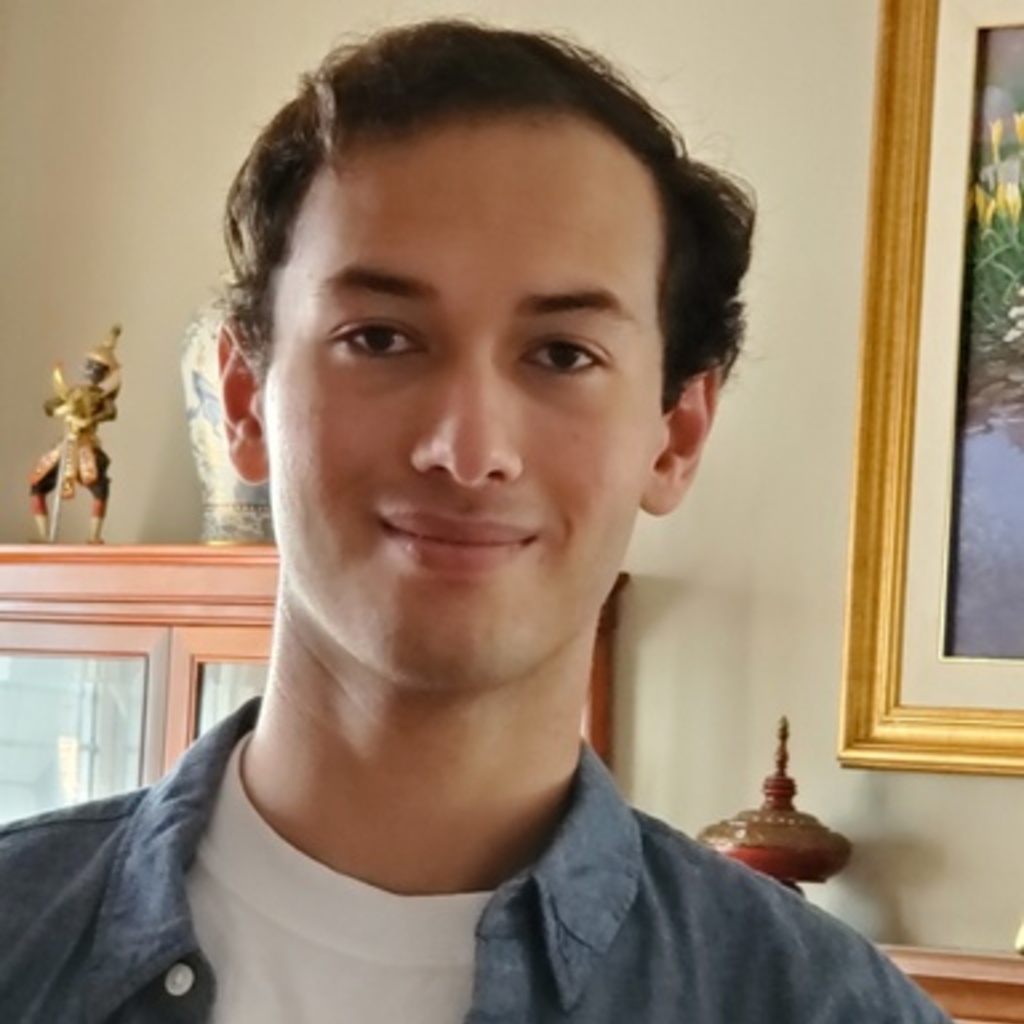Headshot picture of Johnny Peters
